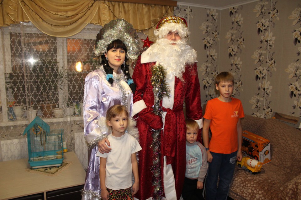 Полицейский Дед Мороз и Снегурочка посетили детей своих коллег  и поздравили их с Новым годом.