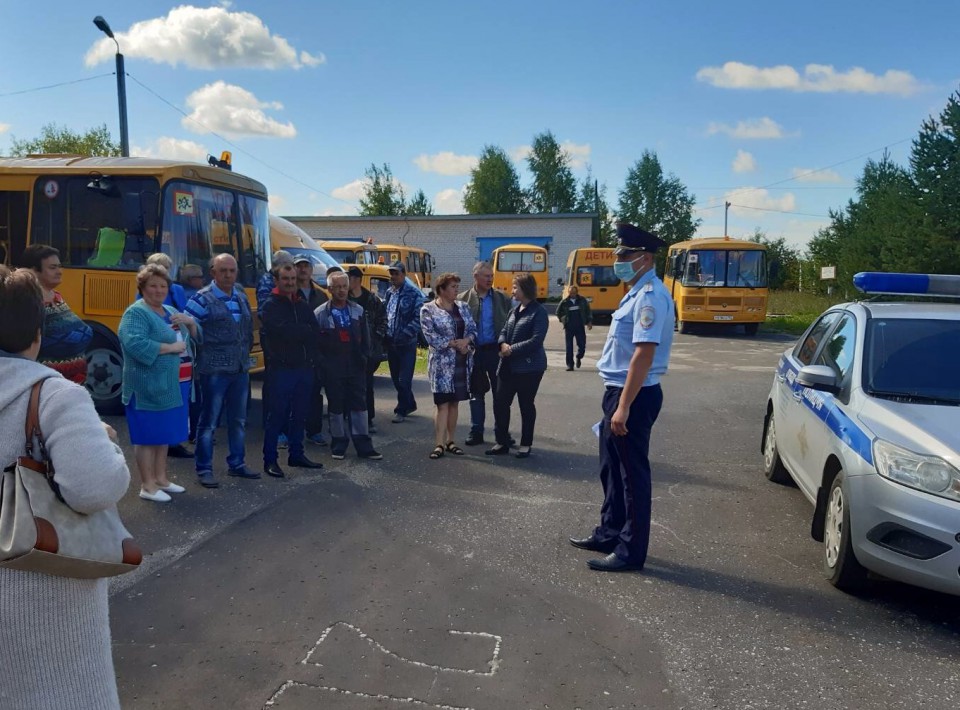 Ковернинские сотрудники ОГИБДД проверяют техническое состояние школьных автобусов