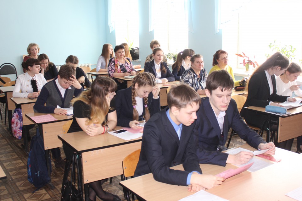 Образование. Проходят школьные конференции.