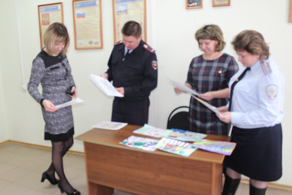 Ковернинские полицейские провели конкурс детского рисунка « Мои родители работают в полиции»