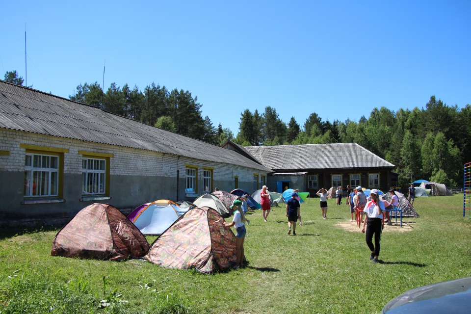 В палаточных лагерях