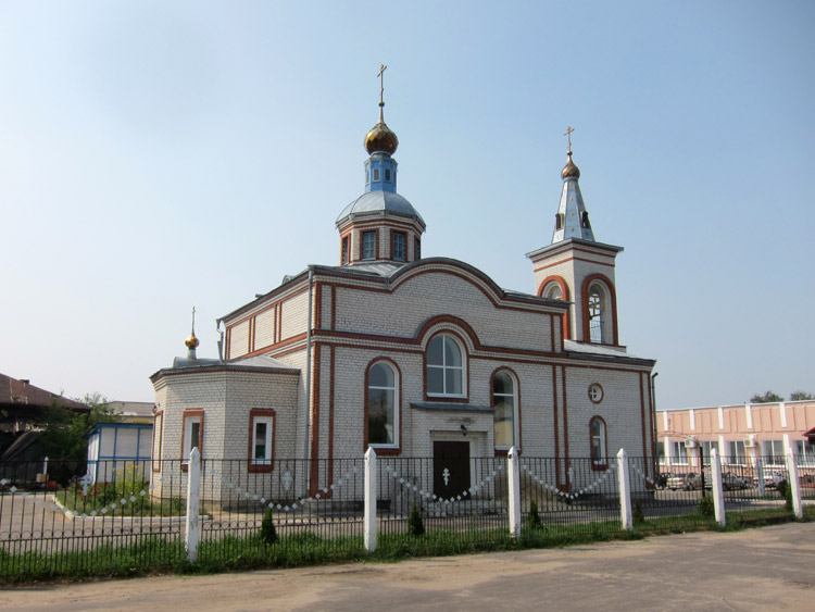 Звон церковный льётся вдаль.
