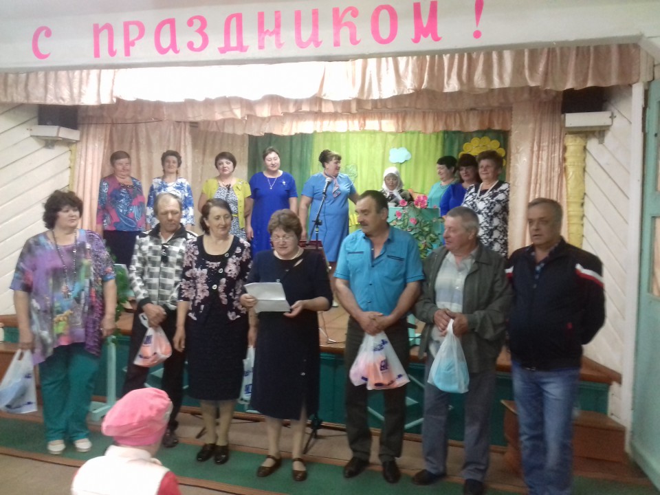 Всем селом за столом