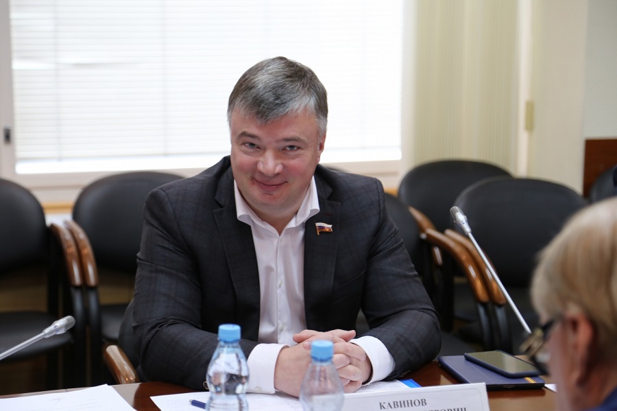 Артем Кавинов поздравил педагогов с Днем учителя