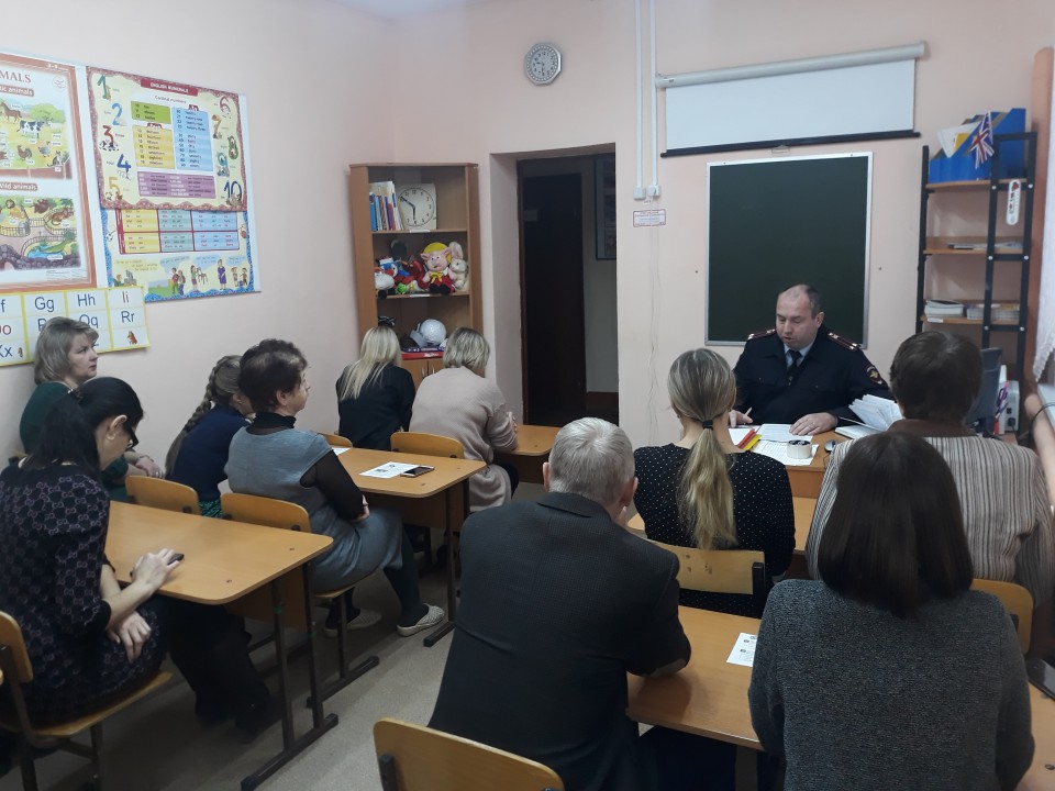 Ковернинские полицейские проводят встречи с трудовыми коллективами по профилактике мошенничества