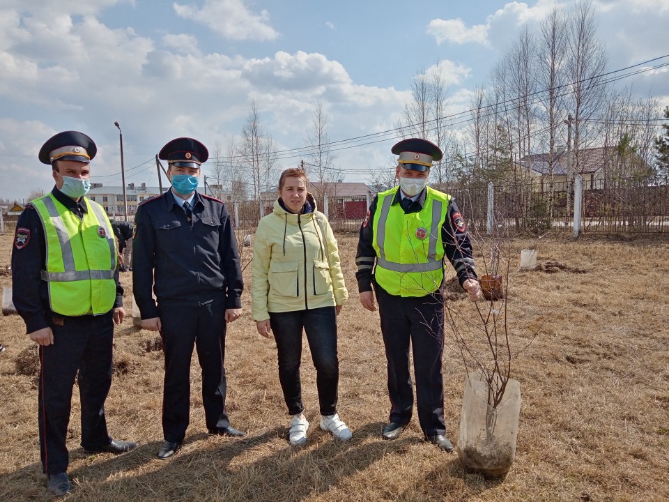 Ковернинские полицейские и члены Общественного Совета приняли участие в акции «Сад Победы»