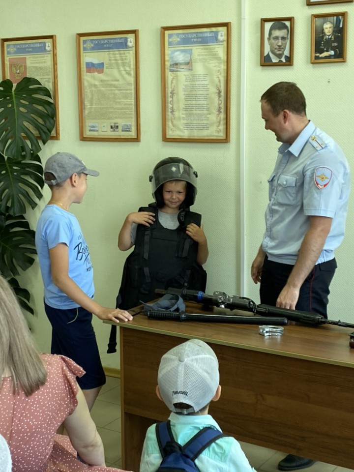 Сотрудники МО МВД России «Ковернинский» пригласили воспитанников лагеря дневного пребывания при МДОУ ДО РЦВР. Для детей была организована экскурсия по отделу полиции.